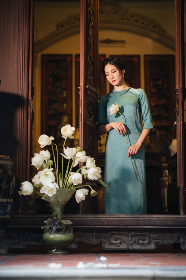 青緑のアオザイを着たベトナム人女性
